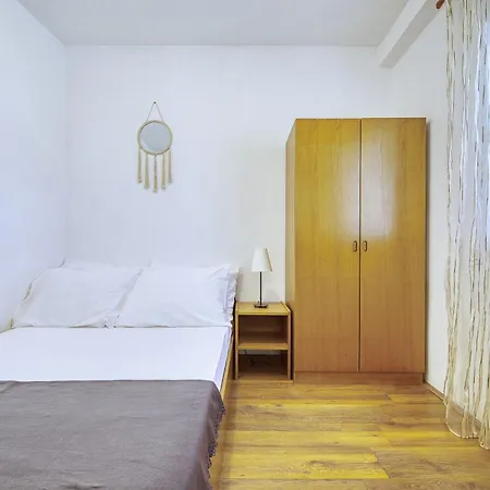 Appartement Gazic, No 2 *